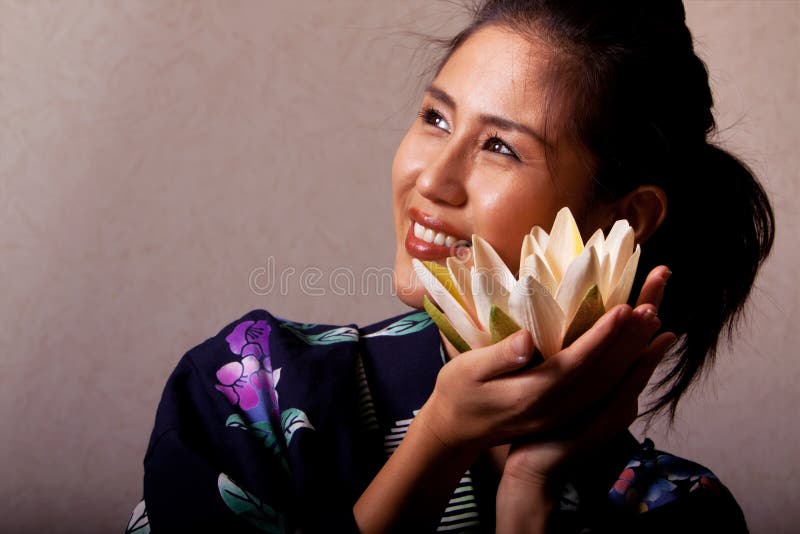 slitage kvinna för härlig japansk kimono arkivfoto slitage kvinna för härlig japansk kimono arkivfoto