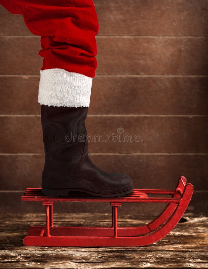 Slitta rossa con lo stivale di Santa Claus fotografia stock libera da diritti Slitta rossa con lo stivale di Santa Claus fotografia stock libera da diritti