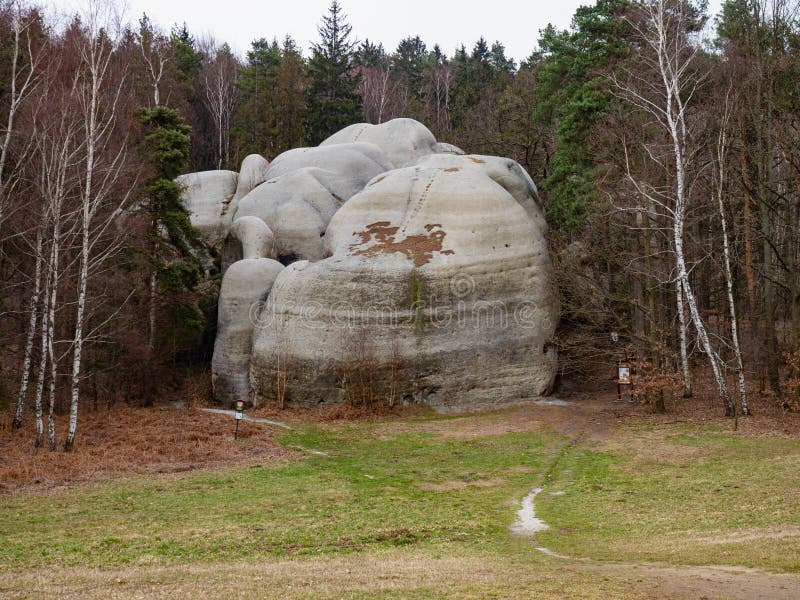  , blanco piedras la roca formación sobre el montanas, norte de checo.