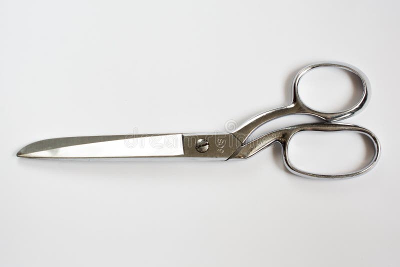 Metalen naaischaren gesloten geïsoleerd op wit royalty-vrije stock foto