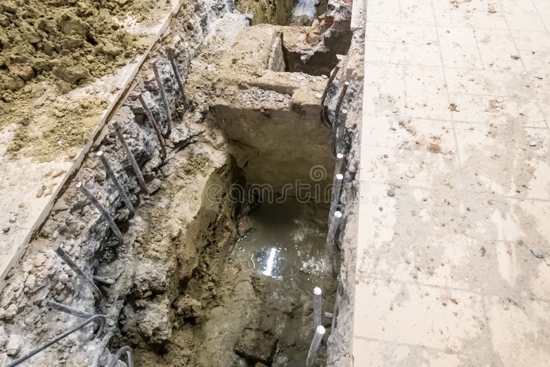 Slot nel terreno per un tubo di scarico fotografie stock Slot nel terreno per un tubo di scarico fotografie stock