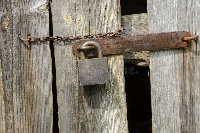 Slot Op Een Oude Houten Schuurdeur Stock Foto - of gesloten, hout: