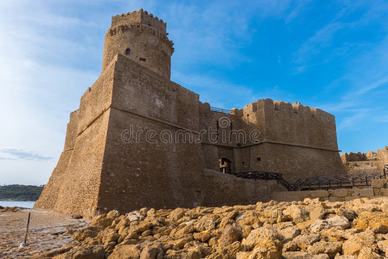 Slott av Le Castella på capoen Rizzuto, Calabria, Italien royaltyfria foton Slott av Le Castella på capoen Rizzuto, Calabria, Italien royaltyfria foton