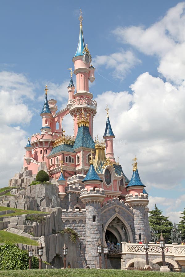 slott disneyland paris royaltyfri bild slott disneyland paris royaltyfri bild