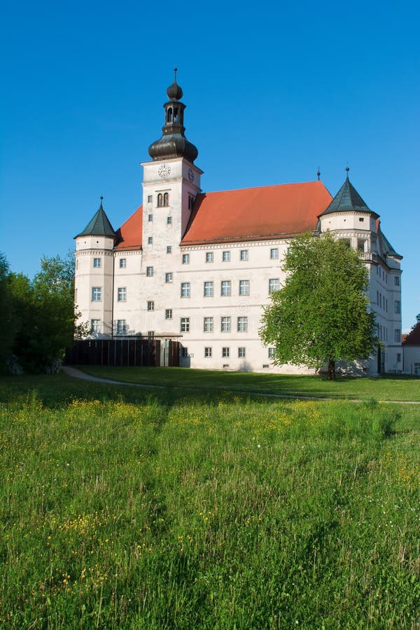 Slott Hartheim (Schloss Hartheim) royaltyfria foton Slott Hartheim (Schloss Hartheim) royaltyfria foton