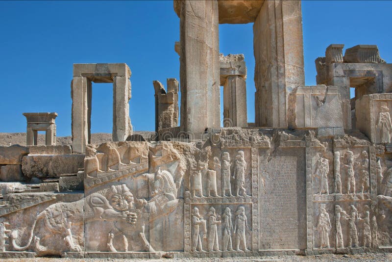 Slotten fördärvar in med forntida basrelief i Persepolis royaltyfria foton Slotten fördärvar in med forntida basrelief i Persepolis royaltyfria foton