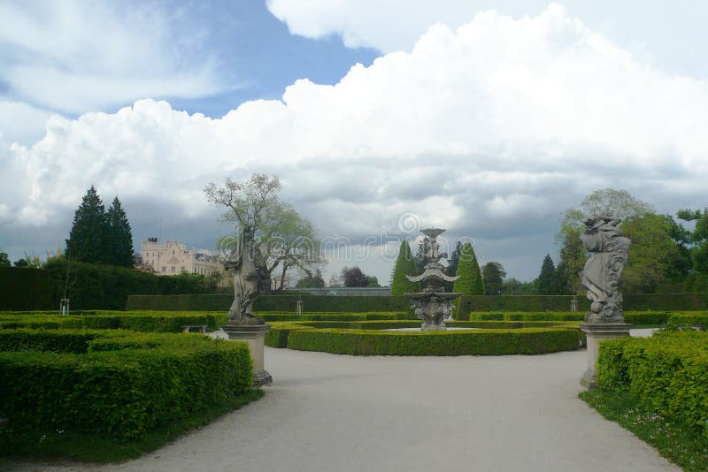 Slotten Lednice med trädgården parkerar royaltyfri bild Slotten Lednice med trädgården parkerar royaltyfri bild