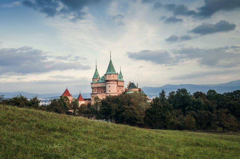 Slotten står högt Bojnice Slovakien fotografering för bildbyråer Slotten står högt Bojnice Slovakien fotografering för bildbyråer