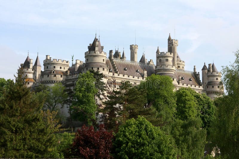 slottpierrefonds royaltyfri bild slottpierrefonds royaltyfri bild