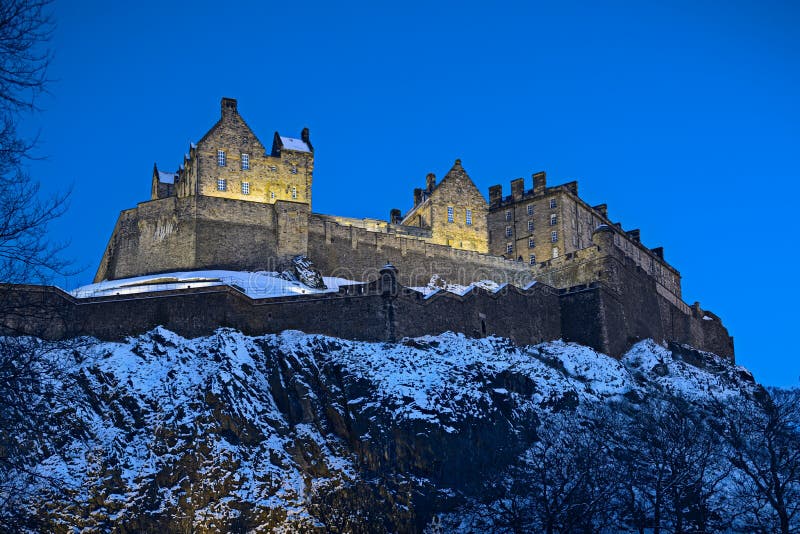 slottskymning edinburgh scotland uk arkivfoto slottskymning edinburgh scotland uk arkivfoto