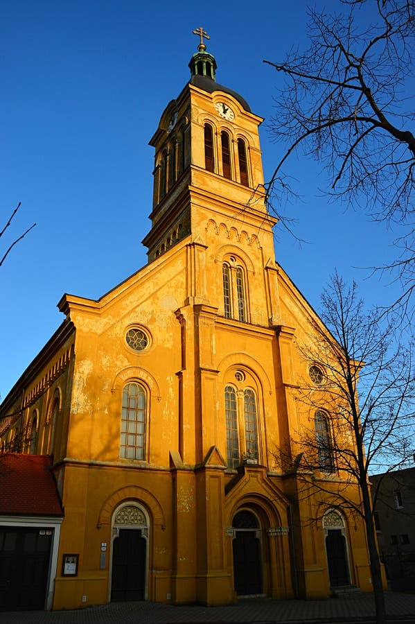 Slovenský evanjelický augsburský kostol v Modre podvečerné jarné slniečko, jasná modrá obloha. Postavený v neorománskom architektonickom štýle