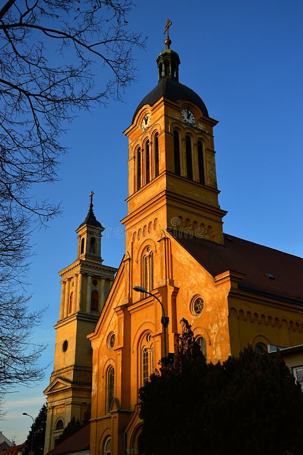 Slovenský evanjelický augsburský kostol v Modre podvečerné jarné slniečko, jasná modrá obloha.
