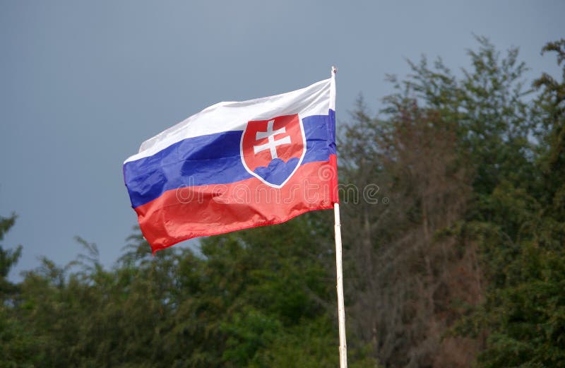 Slovenská vlajka ve větru