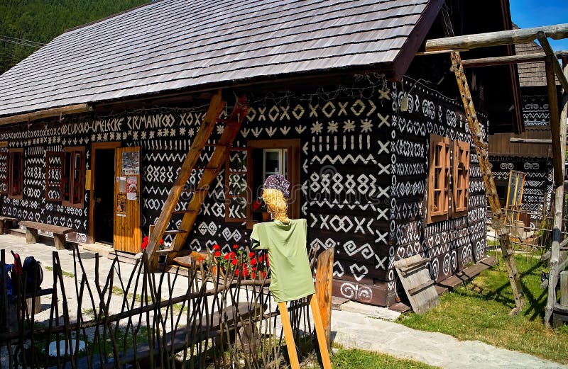 Slovenská ves Čičmany - známá rázovitá obec se zdobenými dřevěnicemi s ornamenty a neodmyslitelným folklórem