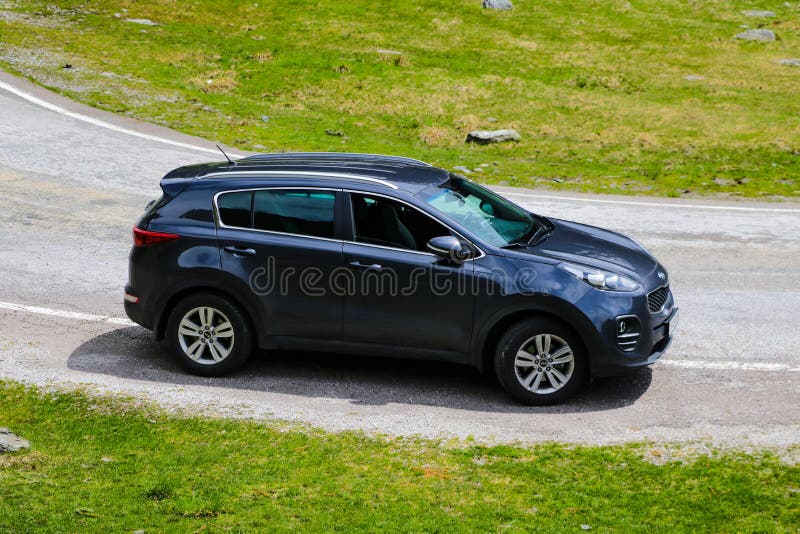 Slovensko, 24. apríla 2019: Kia Sportage stojí na okraji horskej cesty