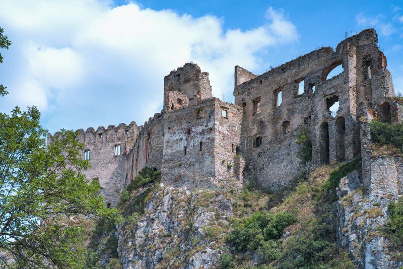 Slovensko krásný výhled na zříceninu hradu Beckov Hrad.Slovensko Hrad Beckov - panorama