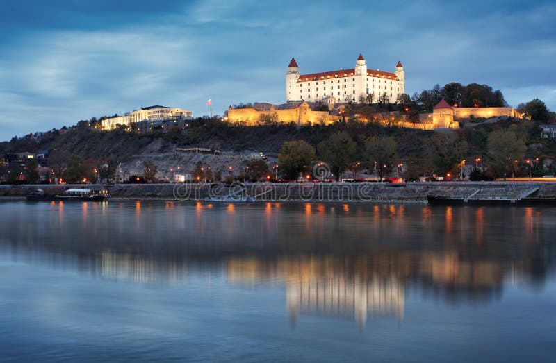 Hlavné mesto Slovenska Bratislava, Hrad v noci