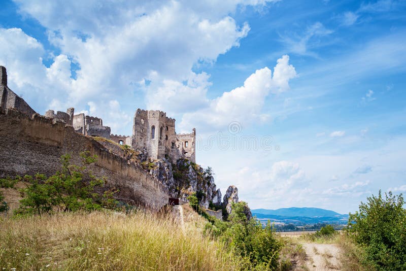 Slovensko krásný výhled na zříceninu hradu Beckov Hrad.Slovensko Hrad Beckov - panorama