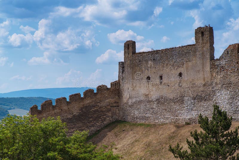 Slovensko krásny výhľad na zrúcaninu hradu Beckov.Slovensko Hrad Beckov - panoráma