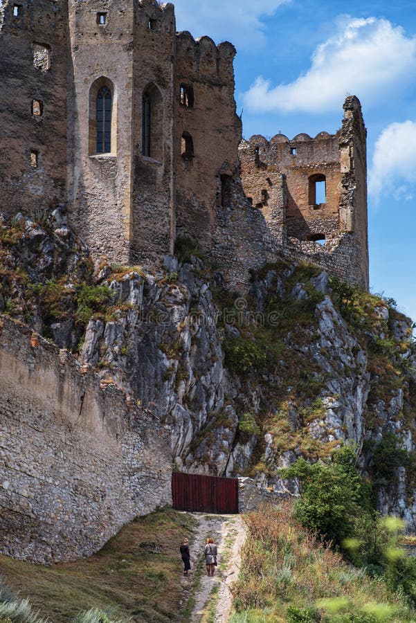 Slovensko krásný výhled na zříceninu hradu Beckov Hrad.Slovensko Hrad Beckov - panorama