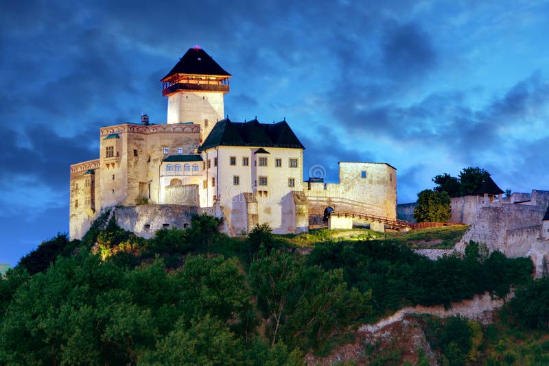 Slovensko hrad v noci - Trenčín