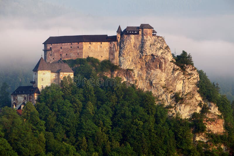 Slovensko hrad při východu slunce - Oravský hrad