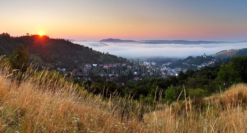 Slovensko panorama města při východu slunce, Banská Štiavnica