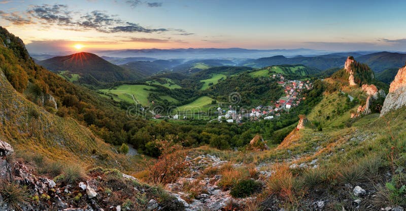 Slovensko jeseň vidiecka kopcová krajina pri východe slnka, obec Vršatec.