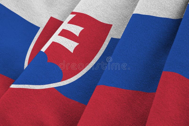 Slovenská vlajka s veľkými záhybmi vlajúca zblízka pod štúdiovým svetlom v interiéri. Oficiálne symboly a farby v banneri