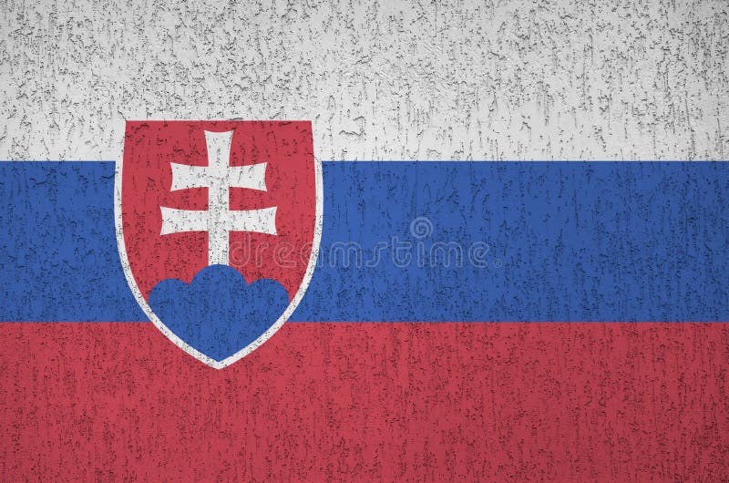 Slovenská vlajka zobrazená jasnými farbami na starej reliéfnej omietke. Textúrovaný banner na hrubom pozadí