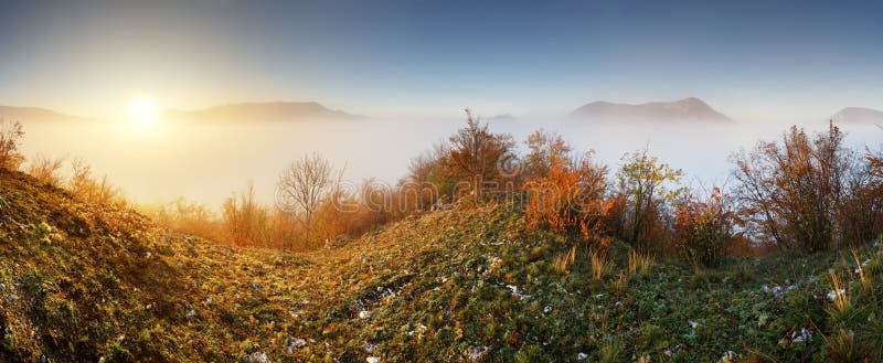 Slovensko lesní podzimní panoramatická krajina s mlhou v horách, Manin