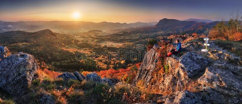 Slovensko lesná jesenná panoráma krajina s horou pri východe slnka