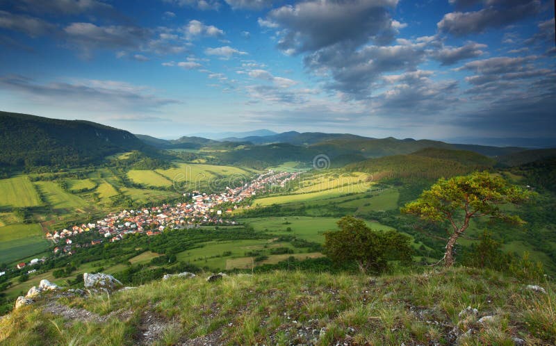 Slovakia för bygdbergpanorama sommar fotografering för bildbyråer