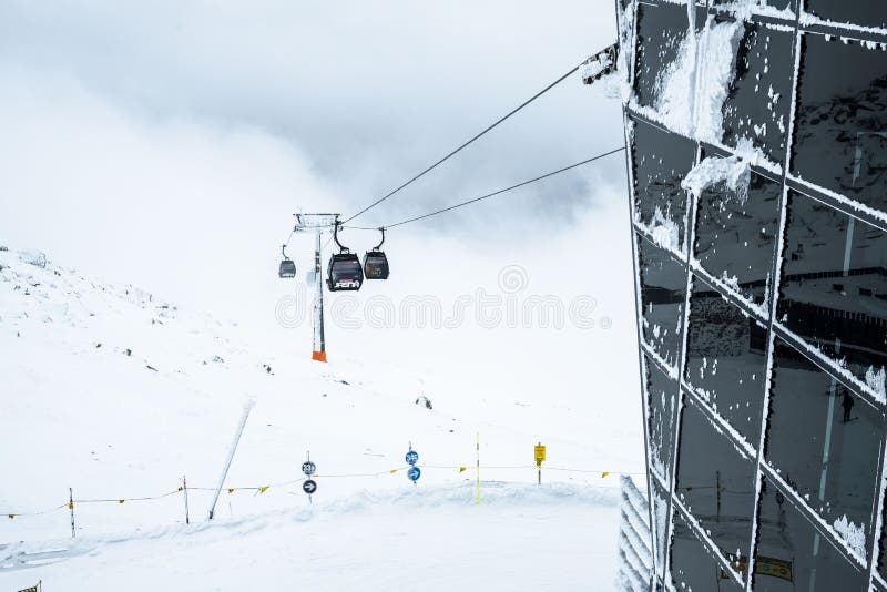 Slovensko, Jasná - 3.2.2022: lyžiarske stredisko kabínková lanovka