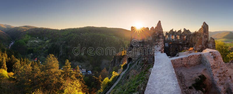 Slovensko krajina s hradem Sasov