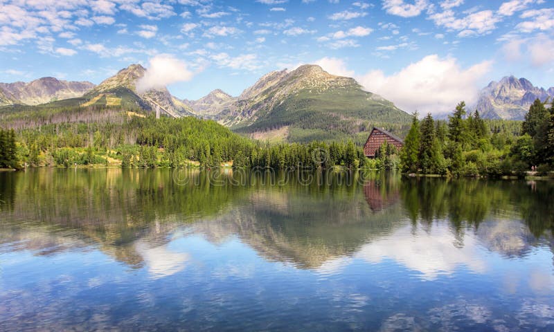 Slovensko horské Tatry - Štrbské pleso pri východe slnka