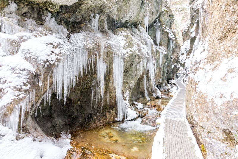 Slovensko národní park Malá Fatra, Jánošíkove diery, Terchová - venkovní park v zimě, cesty ve sněhu, turistika a turistika