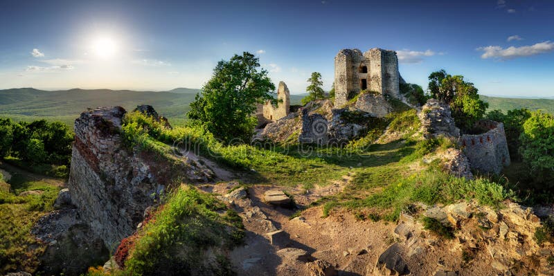 Slovensko - Zrúcanina hradu Gymes pri západe slnka, Európa