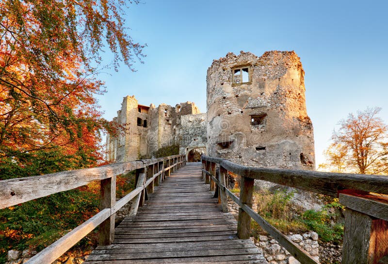 Slovensko - zrúcanina hradu Uhrovec pri krásnej jesennej západnej krajine