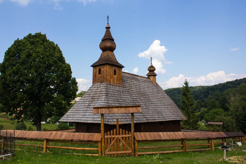 Slovensko Dřevěný kostel sv. Basila Velikého z konce 18. století v obci Hrabová Roztoka