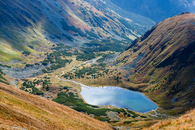 Slovenské karpatské horské jezero na podzim