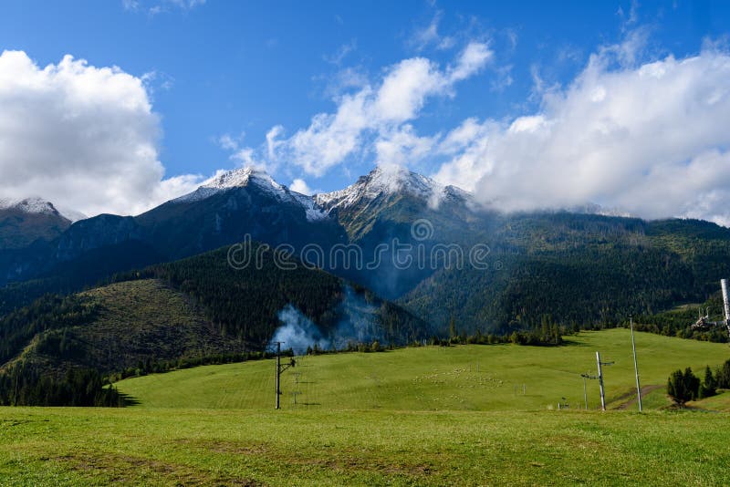 Slovenské Karpaty na podzim se zelenými lesy