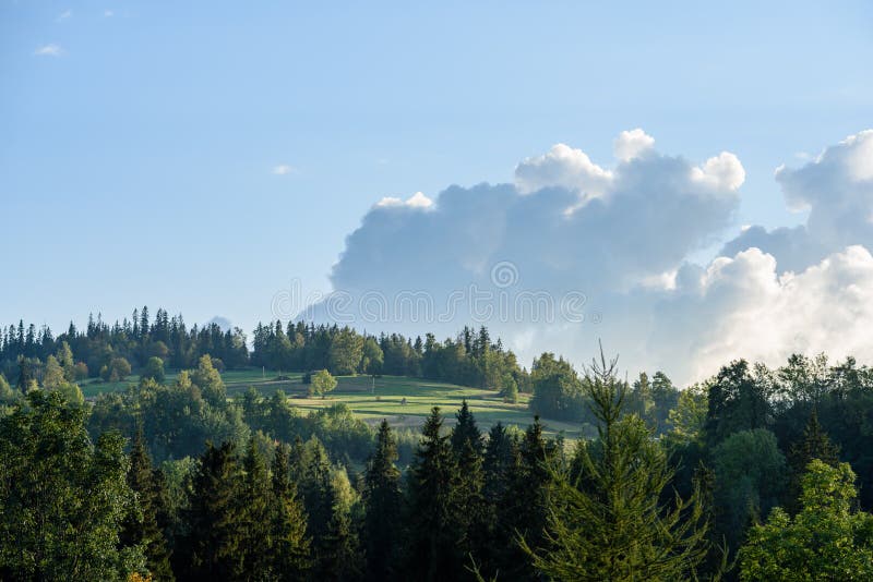 Slovenské Karpaty na podzim se zelenými lesy