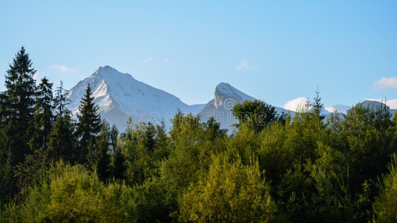 Slovenské Karpaty na podzim se zelenými lesy