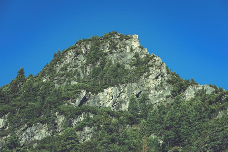 Slovenské Karpaty na podzim. zelené kopce s vrcholky