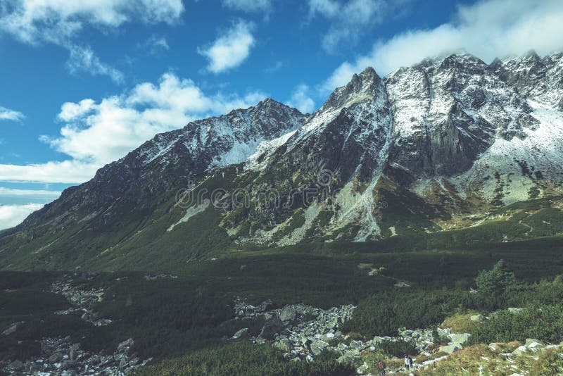 Slovenské Karpaty na jeseň. zelené kopce s vrcholmi