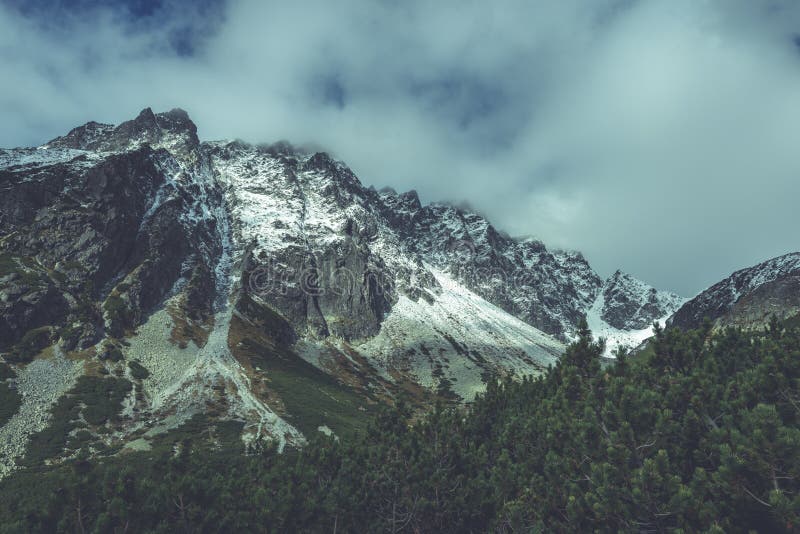 Slovenské Karpaty na podzim. zelené kopce s vrcholky