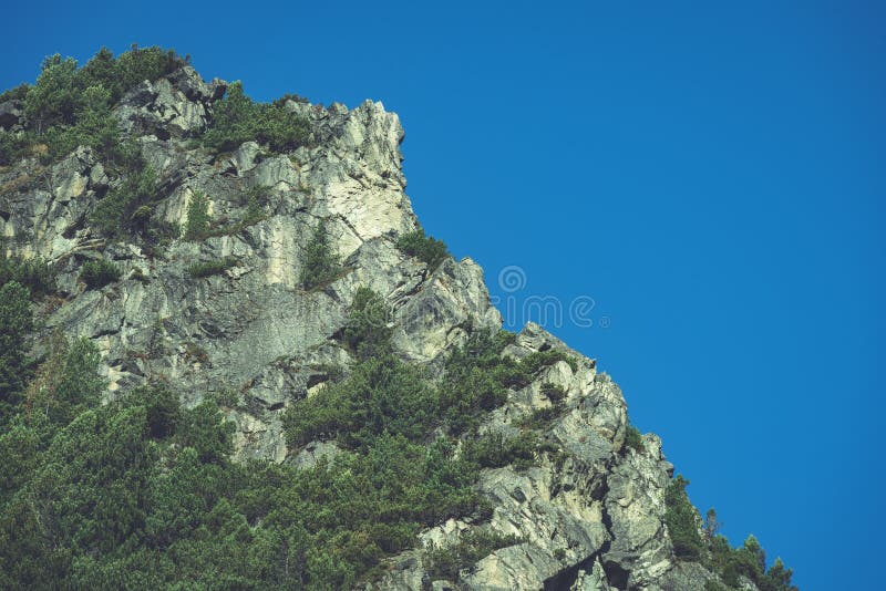 Slovenské Karpaty na podzim. zelené kopce s vrcholky