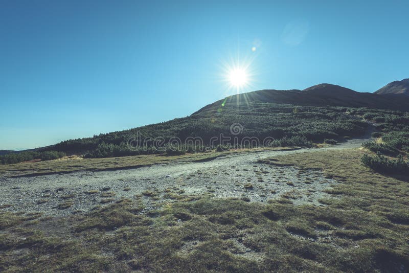 Slovenské Karpaty na podzim. turistická stezka na vrcholu