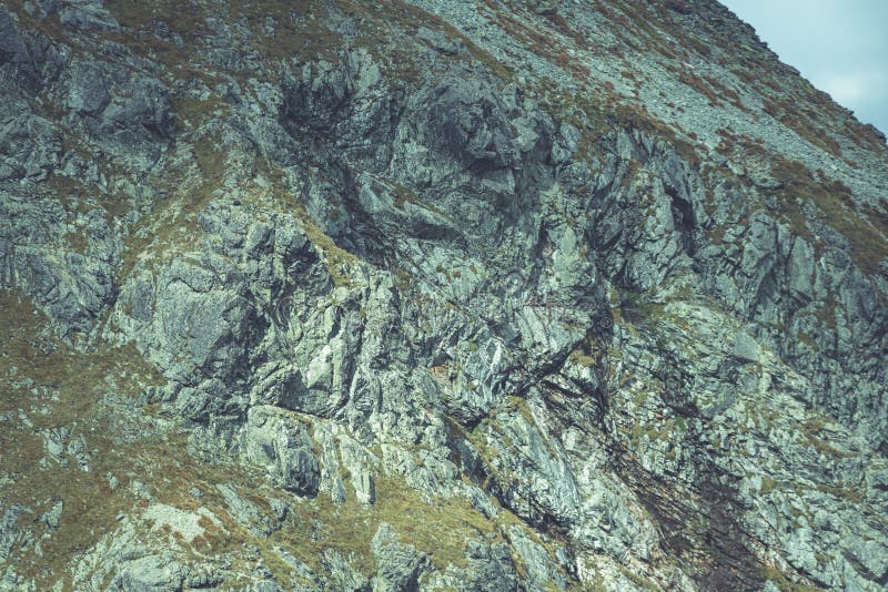 Slovenské Karpaty na jeseň. skalné textúry na stenách